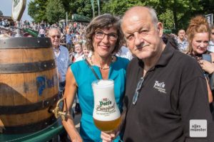 Beim Promikellnern werden Spenden zu Gunsten der Krebsberatungsstelle Münster gesammelt, die Gudrun Bruns (li.) leitet. (Foto: Thomas Hölscher)