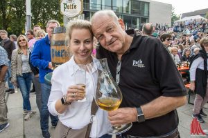 Schauspieler Leonard Lansink und Ehefrau Maren laden gemeinsam mit der Wilsberg-Familie und dem Team der Krebsberatungsstelle zum großen Promi-Kellern am Aasee ein. (Foto: Thomas Hölscher)