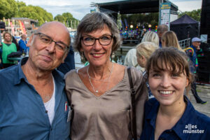 Die "Wilsberg" Schauspieler Vittorio Alfieri und Janina Fautz mit Gudrun Bruns, Leiterin der Krebsberatungstelle Münster (m.). (Foto: Thomas Hölscher)