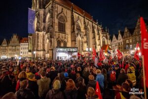 Die Demonstrierenden gegen den AfD-Neujahrsempfang strömten von allen Seiten auf den Prinzipalmarkt. (Foto: Michael Bührke)