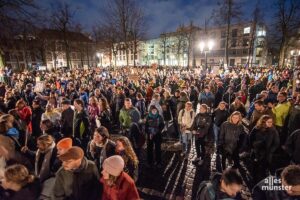 Aufgrund des hohen Andrangs wurde bereits im Vorfeld der Domplatz als Ausweichfläche genannt. (Foto: Michael Bührke)