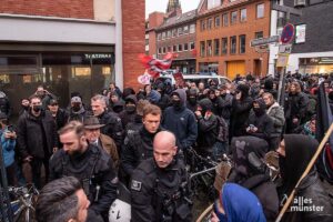 An den Zugängen in Richtung Rathaus, wie hier an der Ecke Heinrich-Brüning-Straße / Syndikatplatz, warteten Gegendemonstranten auf die geladenen Gäste beim Neujahrsempfang der AfD. (Foto: Michael Bührke)