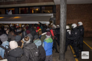 Die Blockaden, wie hier am "Stadt Café" am Zugang zum Rathausinnenhof, haben es den Gästen des Neujahrsempfangs schwer gemacht, ins Rathaus zu kommen. (Foto: Thomas Hölscher)