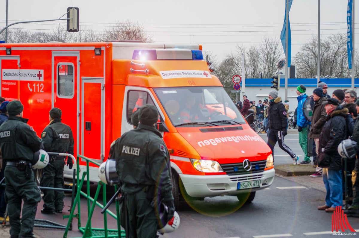 Rettungskräfte auf dem Weg zum Gästeblock. (Foto: th)