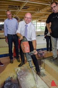 Oberbürgermeister Markus Lewe (Mitte) nimmt symbolisch selber den Presslufthammer in die Hand. (Foto: th)