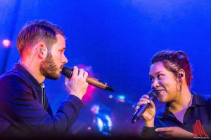 Revolverheld-Frontmann Johannes Strate singt mit Background-Sängerin Rachel "Spinner". (Foto: mh)