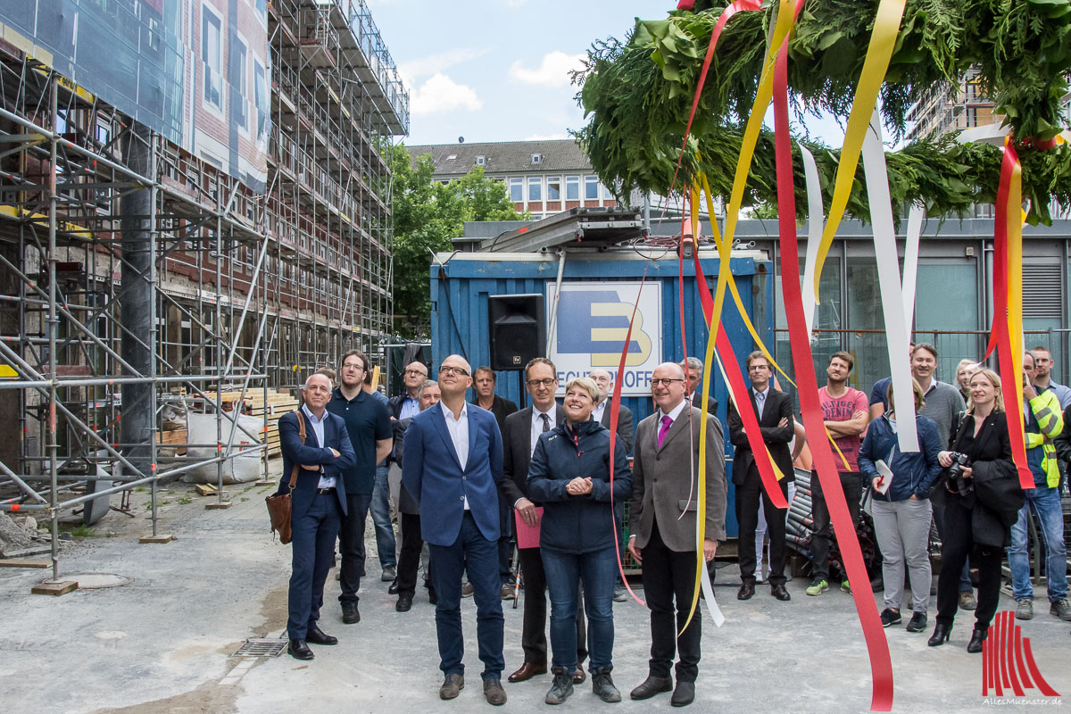 Richtfest am Hauptbahnhof: Die Verantwortlichen von Stadt und Bahn feiern einen weiteren Meilenstein. (vorne, v.l.:) Stadtdirektor Hartwig Schultheiß, Bahnhofsmanager Michael Jansen, Projektleiterin Sonja Hempel und Oberbürgermeister Markus Lewe. (Foto: th)