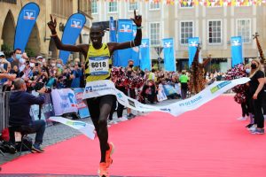 Der Kenianer Samuel Lomoi siegte beim Volksbank-Münster-Marathon 2021 mit 2:12:14 Stunden. Wie er sind besonders viele Weltklasseläufer beim Jubiläumslauf in diesem Jahr dabei (Foto: Jörg Riemenschneider)
