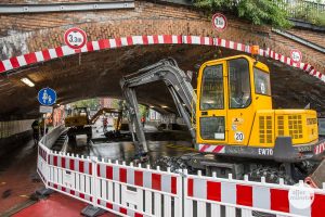 Die Wasserleitung unter der seit dem Rohrbruch gesperrten Hafenstraße wird nun komplett erneuert. (Foto: Thomas Hölscher)