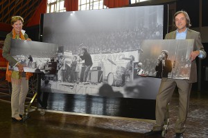 Auf historischem Boden: Dr. Ursula Paschke (Geschäftsführerin der Halle Münsterland) und Axel Schollmeier (stellv. Leiter des Stadtmuseums) erinnern an den ersten Deutschland-Auftritt der Rolling Stones vor 50 Jahren. (Foto: MCC)