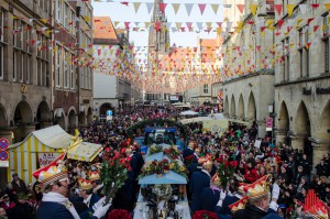 Mit der Schlüsselübergabe und dem Rosenmontagszug erreicht das närrische Treiben in "Münsters Guter Stube" seinen Höhepunkt. (Foto: th)