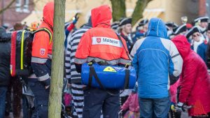 Die Helfer der Rettungsdienste mischten sich unter das feiernde Volk. (Foto: ts)