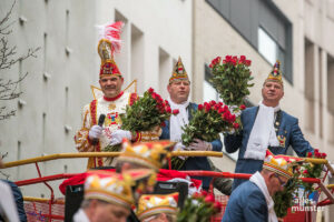 Prinz Mario I. (li.) bei der Einfahrt auf den Prinzipalmarkt. (Foto: Carsten Pöhler)