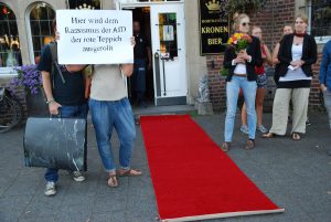 Die Protestierenden vor dem "Kruse Baimken". Dort hält die AfD regelmäßig Veranstaltungen ab. (Foto: Bündnis "Keinen Meter“)