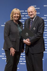 Ministerpräsidentin Hannelore Kraft zeichnet den Schauspieler Leonard Lansink mit dem NRW-Verdienstorden aus. (Foto: Land NRW / R. Sondermann)