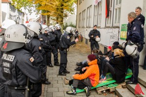 Aktivisten blockierten den Haupteingang des Gebäudes, nachdem sie eine Polizeiabsperrung durchbrochen hatten. (Foto: th)