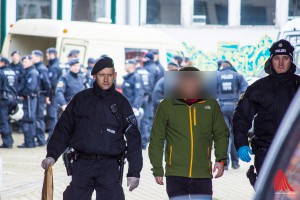 Einzeln wurden die Aktivisten vom Gelände geführt. (Foto: th)