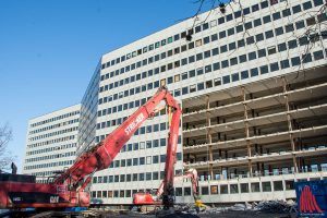 Das Gebäude der ehemaligen Oberfinanzdirektion wird auf konventionellem Wege rückgebaut. (Foto: th)