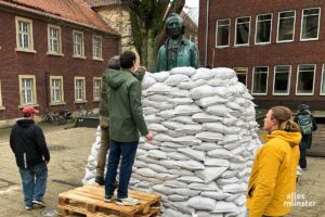 Die Aktionsgruppe „Vierwärts“ packe die Fürstenberg-Statue mit Sandsäcken ein. (Foto: Michael Bührke)