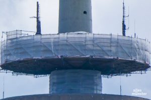 Am Fernsehturm ist die oberste Plattform mit einer Plane umhüllt. (Foto: Bastian E.)