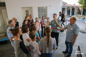 Kinder beim Familienrundgang des Kulturrucksack NRW zum "Schauraum" führten ein kleines Klangkunstwerk vor, das live übertragen wurde. (Foto: Dennis Welpelo)