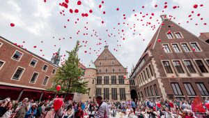 Zur Eröffnung stiegen rote Luftballons in den Himmel. (Foto: wf / Weber)