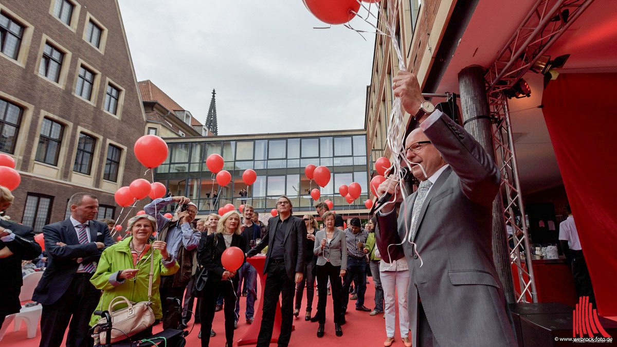 Zur Eröffnung des Schauraums wurden Hunderte rote Luftballons in den Himmel geschickt. (Foto: wf / Weber)