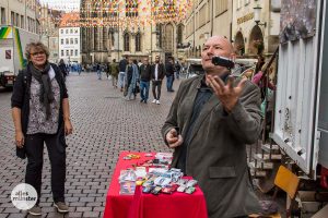 Vor dem "Wagen 18 - Kunst im Kastenwagen" jonglierte Ruppe Koselleck sogar mit einigen gespendeten Porsche-Modellen. (Foto: Thomas Hölscher)