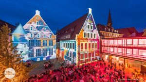 Beim Schauraum wird der Rathausinnenhof zum Roten Platz und die historischen Gebäude zu illuminierten Kunstwerken. (Foto: Thomas M. Weber)