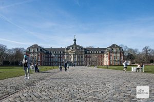 Wer sich für ein Studium an der Uni Münster interessiert, muss für die Studienberatung nicht extra zum Schloss kommen. (Archivbild: Thomas Hölscher)