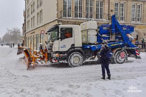 Die AWM sind derzeit mit allen verfügbaren Kräften dabei, die Straßen von Münster vom Schnee zu räumen. (Foto: Tessa-Viola Kloep)