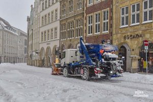 Der Schnee macht vielen in der Stadt weiterhin zu schaffen. (Foto: Tessa-Viola Kloep)