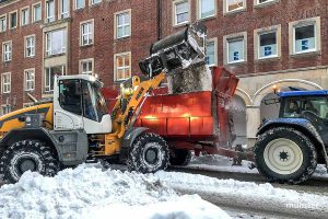 Inzwischen werden auch die Nebenstraßen in Münster von den Schneemassen geräumt. Dafür unterstützen THW, Landwirte und Lohnunternehmen die AWM. (Foto: Michael Bührke)