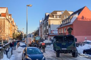 Auch die Bundeswehr ist im Einsatz und fährt die großen Schneemengen, wie hier im Kreuzviertel, ab. (Foto: Thomas Hölscher)