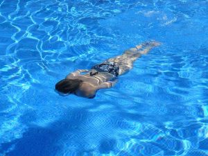 Zur Abkühlung geht es ins Freibad. (Foto: CC0)