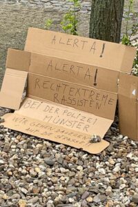 Dieses Plakat der Demonstranten hatte für die Polizei eine strafrechtliche Relevanz und wurde sichergestellt. (Foto: Stephan Günther)