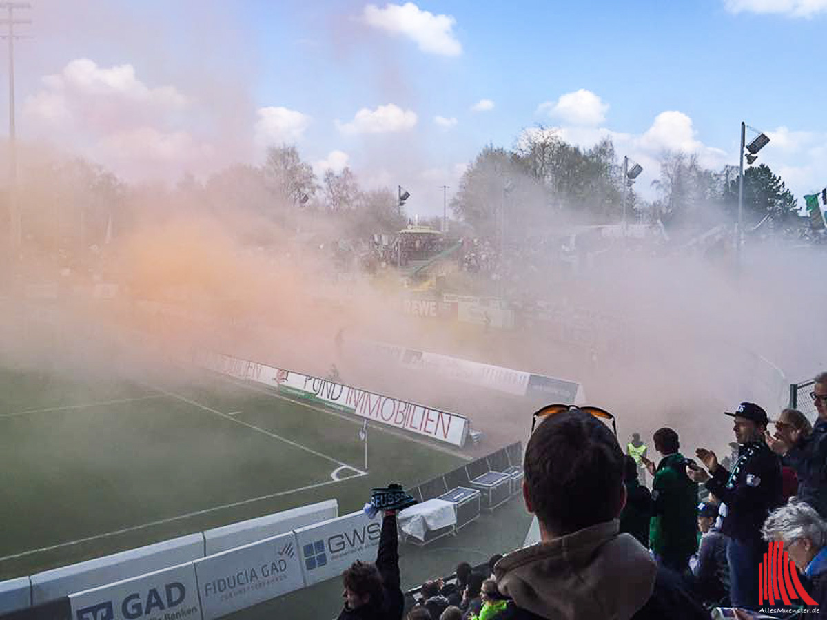 Unbekannte zündeten noch vor dem Spiel mehrere Rauchtöpfe. (Foto: Brendel)