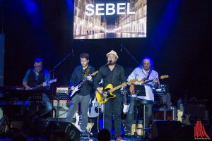 Immer mit dabei auf der Bühne: Gastgeber Sebel mit der Jovel-Hausband. (Foto: tm)