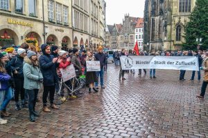 Mitglieder verschiedener Initiativen bei einer Demonstration in der Innenstadt. (Foto: Seebrücke Münster)