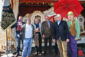 „Der Send trägt zur Identität der Münsteranerinnen und Münsteraner bei". Mit diesen Worten eröffnete Oberbürgermeister Markus Lewe (2.v.r.) am Samstag feierlich den Frühjahrssend. (Foto: rwe)