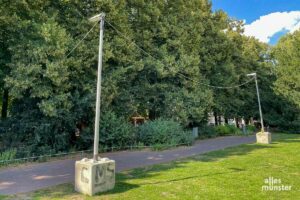 Provisorische Lichtmasten wurden errichtet und Sitzbänke entfernt. (Foto: Ralf Clausen)