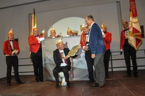 Präsident Jan Homann wird von seiner Garde aufs Korn genommen. (Foto: Iris Beßmann)