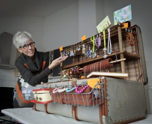 Organisatorin Silke Lambert hat ihren Glückskoffer schon (aus)gepackt. (Foto: Promo)