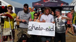 Auch auf Festivals sind die skate-aid Aktivisten unterwegs. Sascha Stahl (2.v.l.) hat sie unter seiner Fittiche. (Foto: skate-aid)