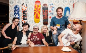 (v.l.:) Marie Lindhoff (Across the Bo(a)rders / skate-aid), Karsten Ziegengeist (Humans of Münster), Titus Dittmann (skate-aid Initiator), Dr. Marie-Christine Ghanbari (Sportpatenprojekt), Thomas Wehrmann (Pension Schmidt) und Torben Oberhellmann (skate-aid Vorstand). (Foto: Karsten Ziegengeist)