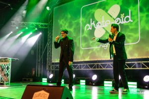 Endlich gab es wieder eine Skate-Aid-Night: Moderator André Gatzke (rechts) flachst mit Titus Dittmann auf der Bühne des Skaters Palace. (Foto: Thomas Hölscher)