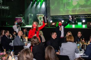 Mara Bergmann und André Gatzke begannen das Spendensammeln mit einem kleinen Wettbewerb. (Foto: Thomas Hölscher)