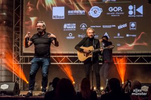 Henning Wehland und Jan Löchel bei ihrem Spontanauftritt. Ein Privatkonzert mit den beiden versteigerten sie für unglaubliche 9000 Euro! (Foto: Thomas Hölscher)