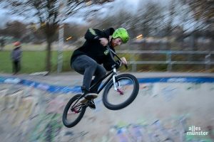 Justin ten Brink auf seinem BMX-Rad (Foto: Sonja Rohe)