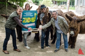 Geld im Hut tut Künstlern gut - die Organisatoren (v.l.:) Christoph Nientiedt und Stefanie Heeke (Allwetterzoo) sowie Steffi Stephan (Jovel) und Nicolas Leibel (CulturContor) wissen, dass sich jeder Künstler über eine kleine Spende freuen wird. (Foto: th)